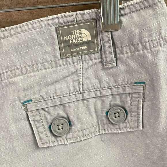 THE NORTH FACE Women's Cargo Shorts 8L Cotton Grey Y2K - Picture 6 of 8